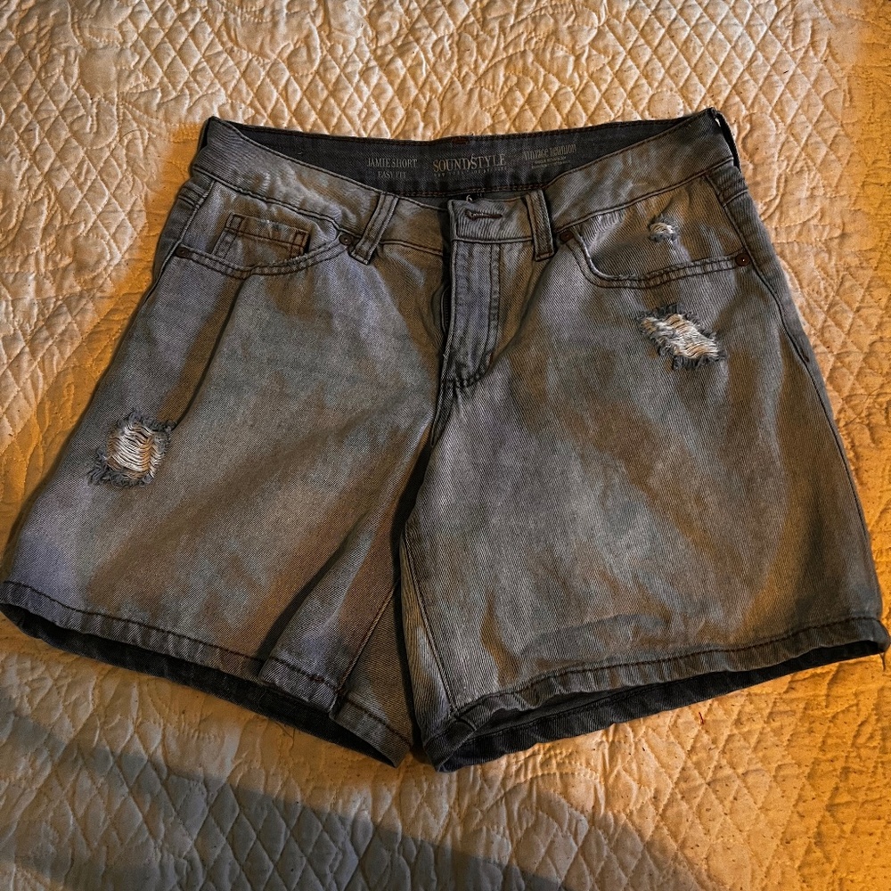 Sound style lightly distressed shorts size 6